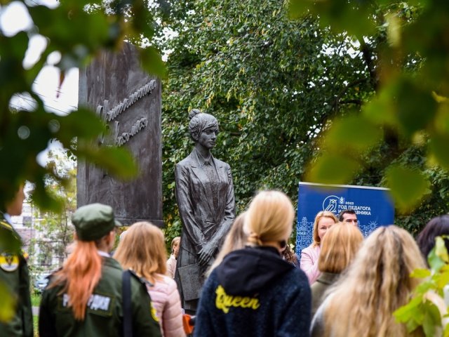 В Курске прошел торжественный митинг, посвященный Дню учителя