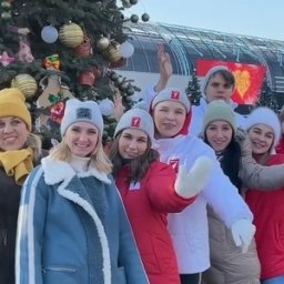 Курскую ёлку на ВДНХ украсили суджанскими коврами и кожлянскими игрушками Курскую ёлку на ВДНХ украсили суджанскими коврами и кожлянскими игрушками