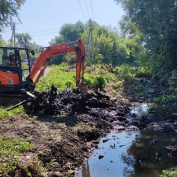 В Курске очищают водоотводный канал на улице Новой Восточной