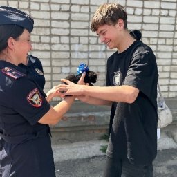 В Курской области полицейские подарили подростку котёнка