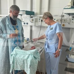 В Курске покрестили найденную в Фатеже новорожденную девочку