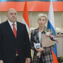 Алексей Смирнов вручил награды курским педагогам