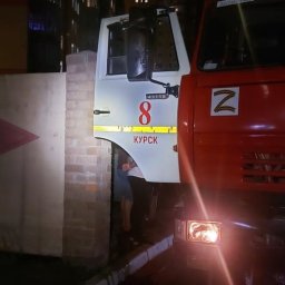 В Курске более 20 человек тушили пожар в многоэтажке на улице Домостроителей