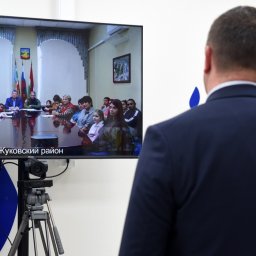«Всех окружили вниманием». Куряне по телемосту узнали, как дела у земляков из  ПВР в Калужской области