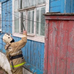 В Рыльске пожарные спасли 80-летнюю пенсионерку