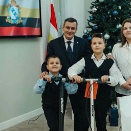 Александр Хинштейн вручил подарки ребятам из многодетной семьи