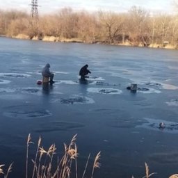 В Курске на «Ермошкином озере» обнаружили рыбака с ребенком на тонком льду В Курске на «Ермошкином озере» обнаружили рыбака с ребенком на тонком льду
