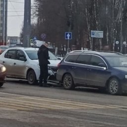 В центральной части Курска в результате ДТП образовался затор В центральной части Курска в результате ДТП образовался затор