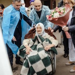 Александр Хинштейн приехал к 101-летней суджанке Ольге Минченко