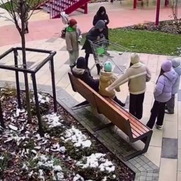 В Курске 13 подростков хулиганили в жилом комплексе на улице Энгельса В Курске 13 подростков хулиганили в жилом комплексе на улице Энгельса