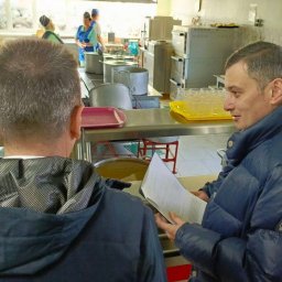 Александр Хинштейн ознакомился с работой столовой в курчатовской школе №5