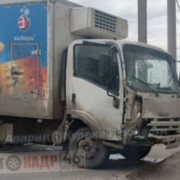 Серьезное ДТП возле автовокзала в Курске: грузовик вылетел на тротуар Серьезное ДТП возле автовокзала в Курске: грузовик вылетел на тротуар