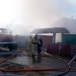 В Курской области добровольцы центра "Патриот" тушили возгорание в жилых домах В Курской области добровольцы центра "Патриот" тушили возгорание в жилых домах