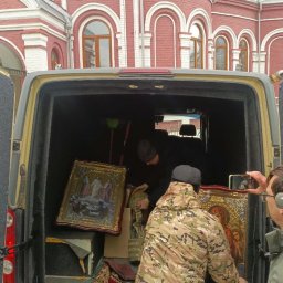 В Курск доставили 30 икон и плащаницу из Суджанского района В Курск доставили 30 икон и плащаницу из Суджанского района