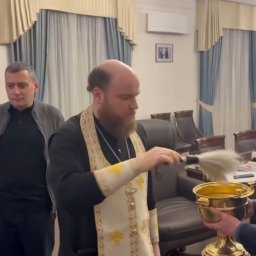 Александр Хинштейн в Великий четверг освятил рабочий кабинет в Доме Советов Александр Хинштейн в Великий четверг освятил рабочий кабинет в Доме Советов