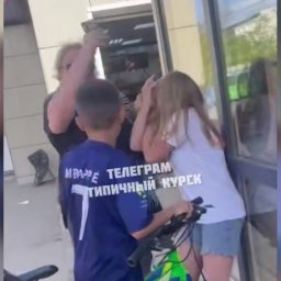 В Курске разъярённая женщина напала на подростков В Курске разъярённая женщина напала на подростков