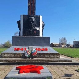 В Кореневском районе российские военные помогают с ремонтом памятников