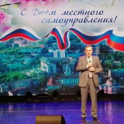 Александр Хинштейн поздравил курян с Днём местного самоуправления Александр Хинштейн поздравил курян с Днём местного самоуправления