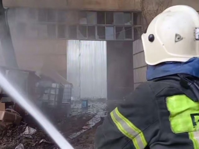 В Курске на заводе АПЗ-20 пожарные ликвидировали открытое горение