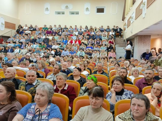 Александр Хинштейн проводит встречу с жителями Золотухинского района