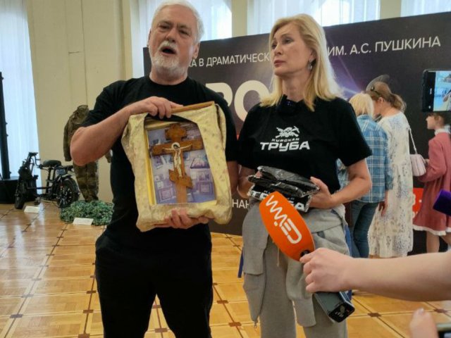 Вика Цыганова посетила выставку «Поток» в Курском драмтеатре