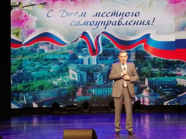 Александр Хинштейн поздравил курян с Днём местного самоуправления
