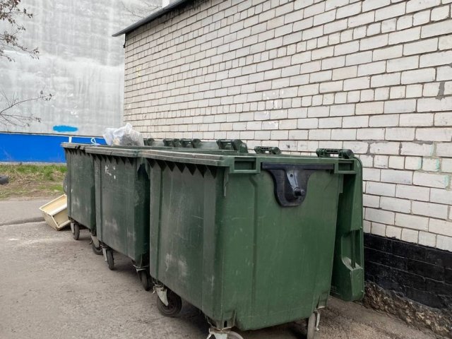Курян будут штрафовать за парковку автомобилей около мусорных баков