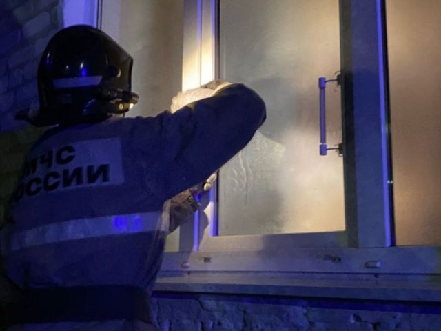 В Курской области спасатели помогли ребенку в запертой квартире