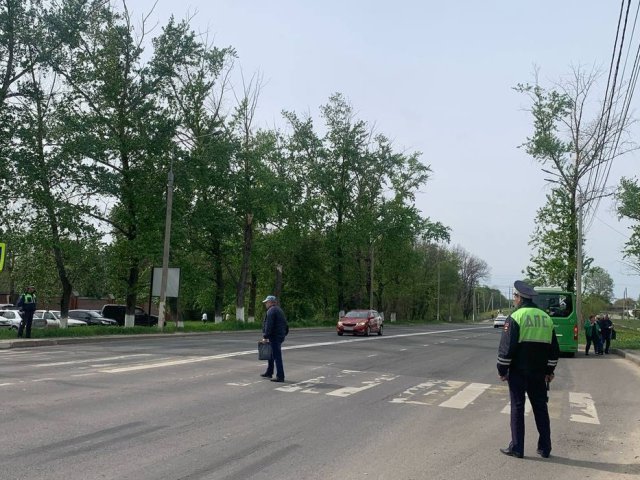 В Курске стражи порядка обеспечивают безопасность дорожного движения на Радоницу.