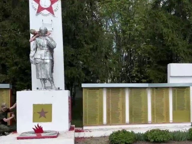 В Курской области российские военные помогают с ремонтом памятников