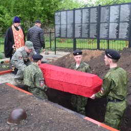 В Курской области захоронили останки 9 советских воинов