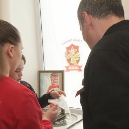 Александр Хинштейн вместе с сыном Артемом присоединились к акции «Окна Победы»