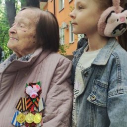 В Курске прошёл парад у дома 102-летнего ветерана войны Марии Малюк В Курске прошёл парад у дома 102-летнего ветерана войны Марии Малюк