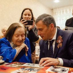 Александр Хинштейн поздравил ветерана Марию Александровну Малюк