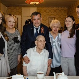 Александр Хинштейн 9 мая навестил участника Курской битвы Михаила Жакова