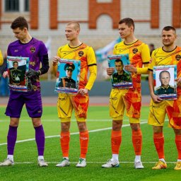 Курские футболисты вышли на поле с портретами участников СВО Курские футболисты вышли на поле с портретами участников СВО