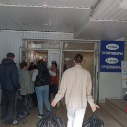 На Центральном рынке Курска изменился график работы пункта выдачи гуманитарки