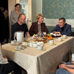 Александр Хинштейн навестил в Касторенском районе многодетную семью
