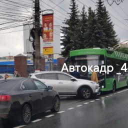В центре Курска автомобиль столкнулся с троллейбусом В центре Курска автомобиль столкнулся с троллейбусом