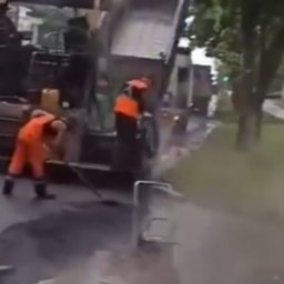 В Железногорске Курской области рабочие укладывали асфальт в лужу В Железногорске Курской области рабочие укладывали асфальт в лужу