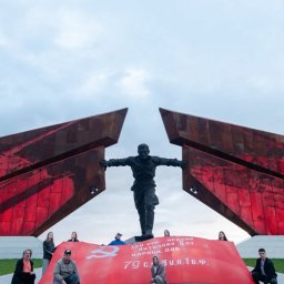 Участники автопробега «Непокоренные» развернули Знамя Победы на мемориале «Курская битва»