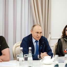 Владимир Путин попросил представить к госнаградам курских муниципальных деятелей