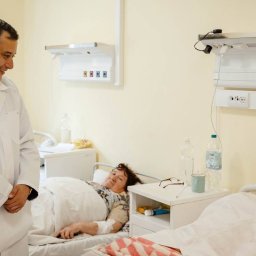 Хинштейн навестил в больнице курян, пострадавших из-за ракетного удара по Льгову