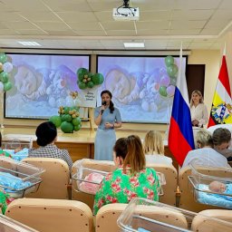 В Курске зампред Госдумы Анна Кузнецова вручила родителям первые документы их детей