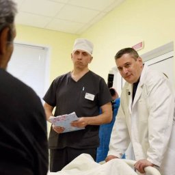 Двух пострадавших от ударов БПЛА курян отправили на лечение в Москву