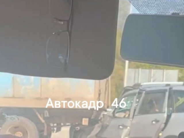 В Курской области при столкновении «Лады» с грузовиком пострадала женщина