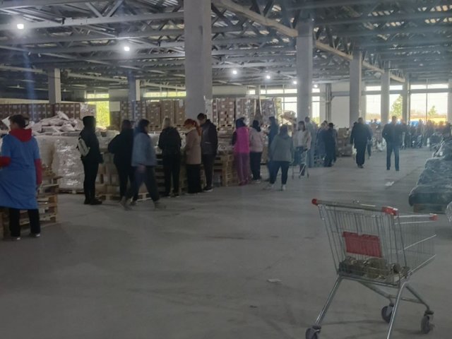 В Курске около 100 человек участвуют в сборе гумпомощи для переселенцев