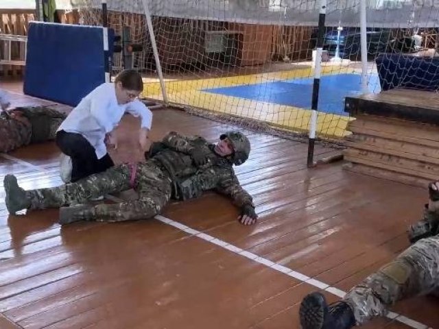 Для курских школьников провели урок тактической медицины