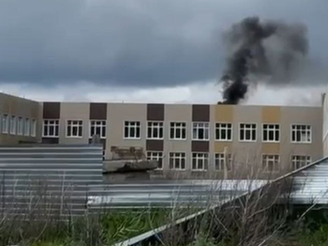 Новая школа загорелась в Большесолдатском районе из-за падения БПЛА