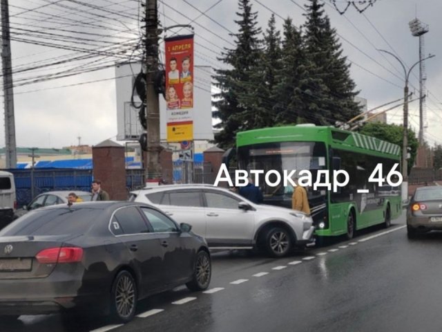 В центре Курска автомобиль столкнулся с троллейбусом